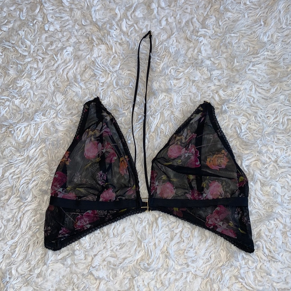 💋NWT Victoria’s Secret Strappy Bralette💋